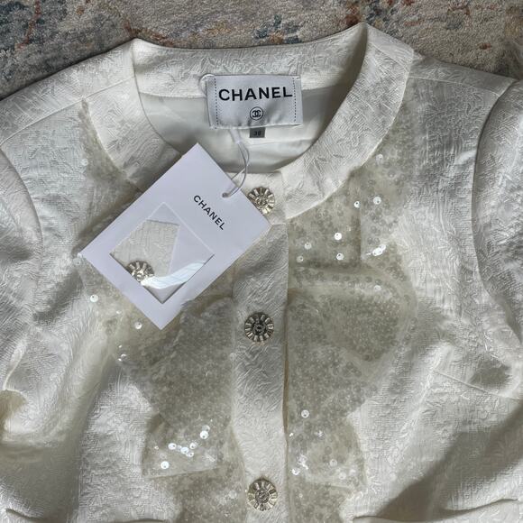 Rare 2023 CHANEL Sequin Ruffle Jacket | Sunburst Strass Buttons, Ivory Jacquard - Picture 3 of 16